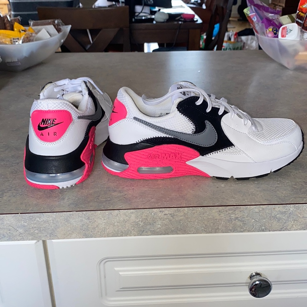 Like new cute Nike Air Maxes in hot pink ! 😍